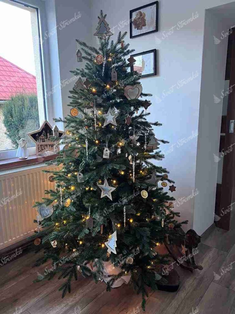 Umělý vánoční stromek 3D Smrk Horský 180cm ozdoben různými dřevěnými ozdobami