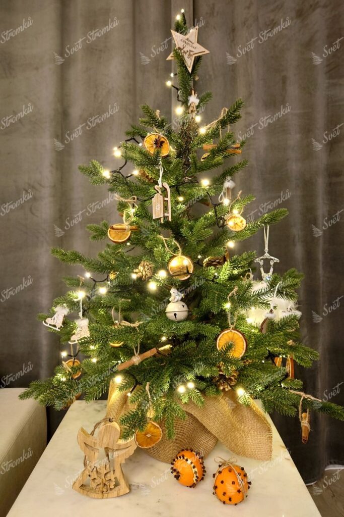 Umělý vánoční stromek v květináči FULL 3D Smrk Přírodní 100cm ozdobený dřevěnými ozdobami a sušeným ovocem