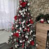 Vianočný stromček 3D Borovica Strieborná 210cm ozdobený v červeno-bielej kombinácii a na špici stromčeka je biela hviezda.