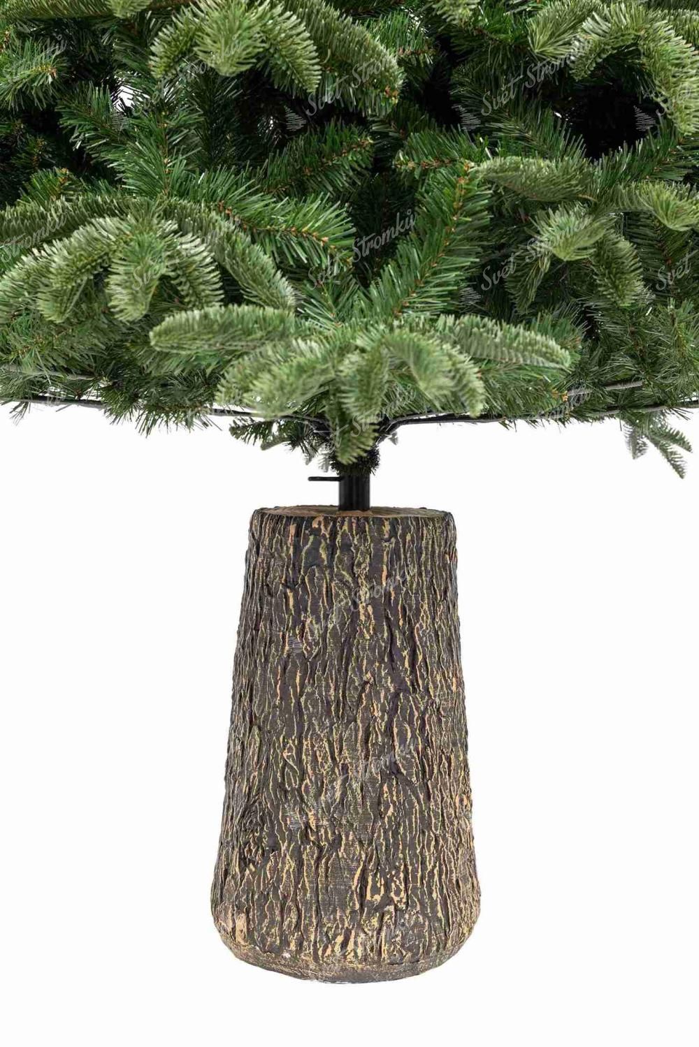 Detail keramického pníku umělého vánočního stromku 3D Jedle Kolorádská na kmínku má strukturu dřeva a imituje živý kmen