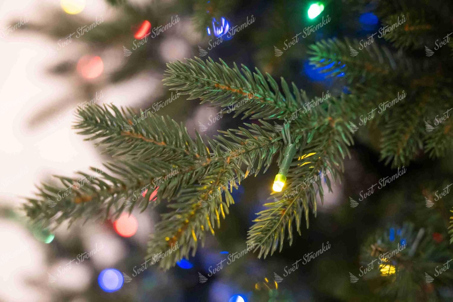 Detail větvičky umělého vánočního stromku 3D Smrk Estonský LED má krátké smrkové zelené jehličí