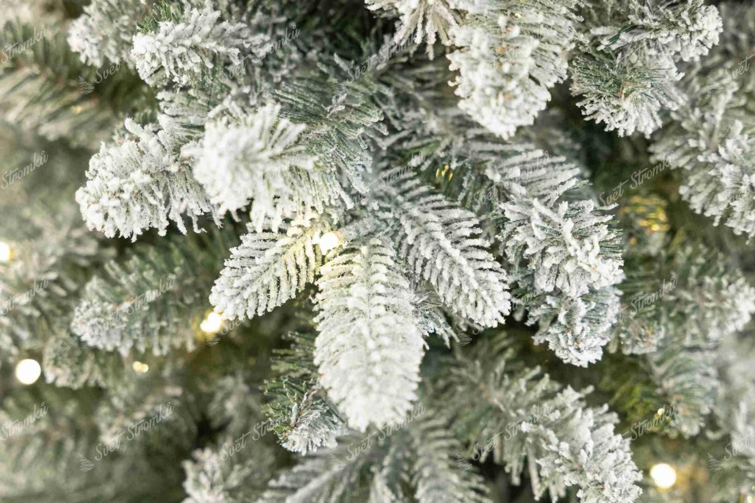 Detail vánočního stromku 3D Smrk Královský Úzký LED, má hustě zasněžené větvičky
