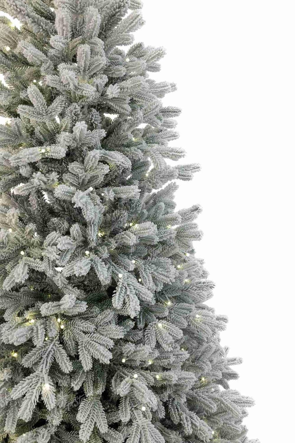 Detail vánočního stromku 3D Smrk Laponský LED s hustě zasněženými větvičkami, ve kterých je předmotáno LED osvětlení