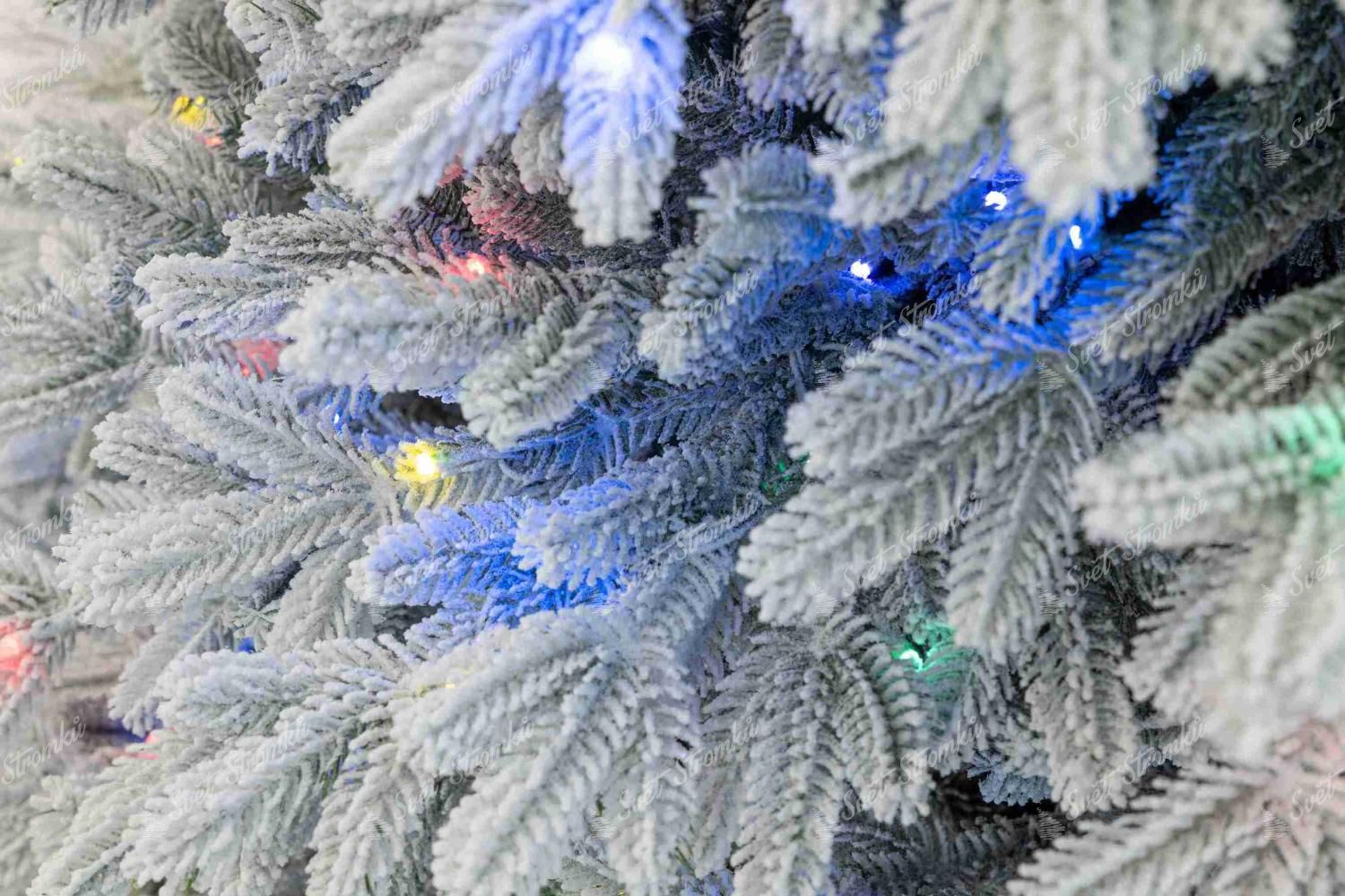Detail vánočního stromku 3D Smrk Laponský LED s větvičkami hustě pokrytými umělým sněhem