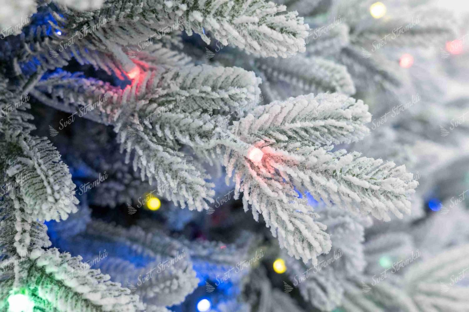 Detail větvičky umělého vánočního stromku 3D Smrk Laponský LED jsou hustě zasněžené